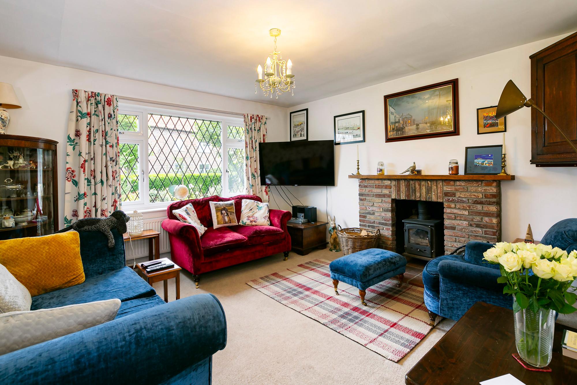 Roxana Main Street, Melbourne, York