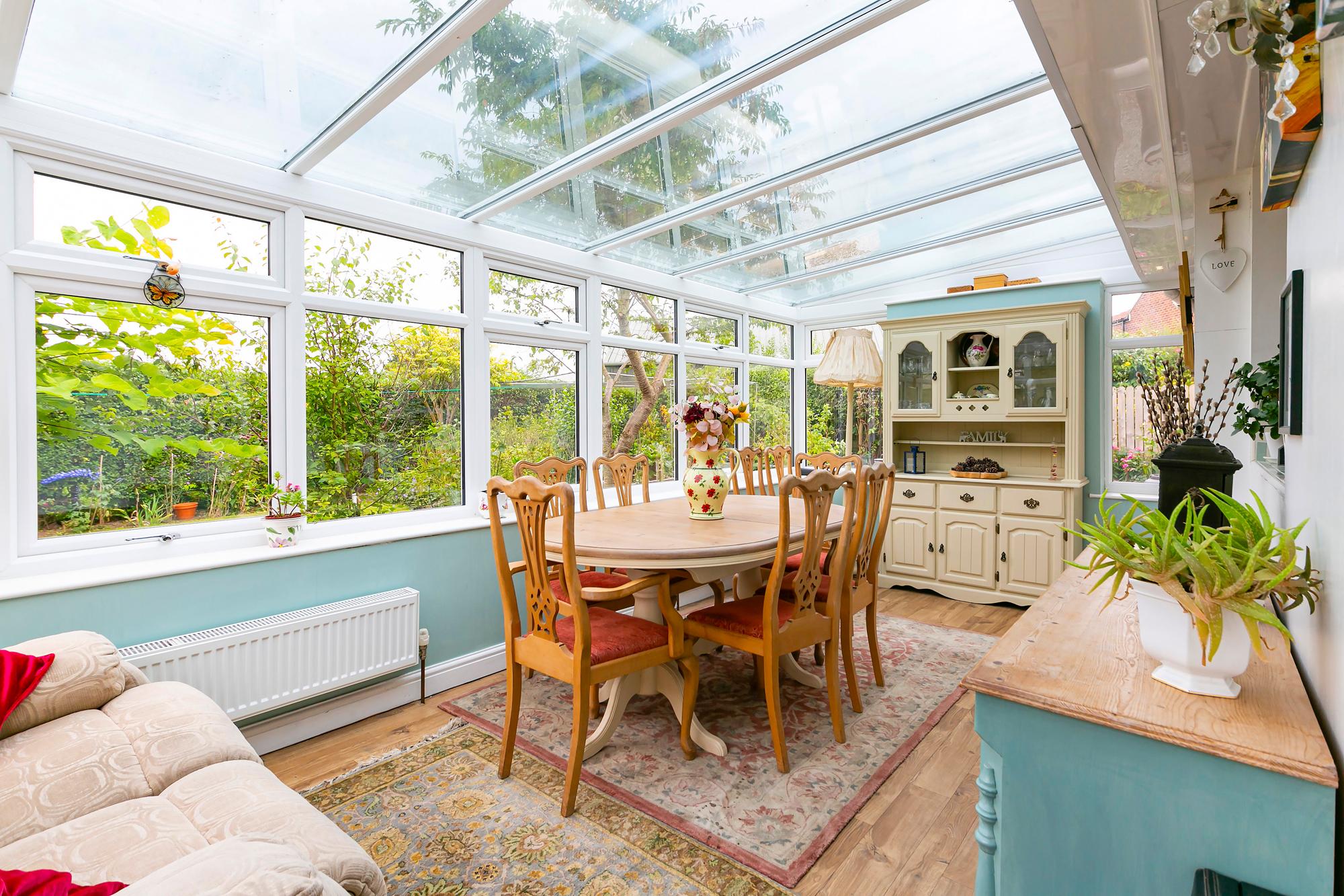 Roxana Main Street, Melbourne, York