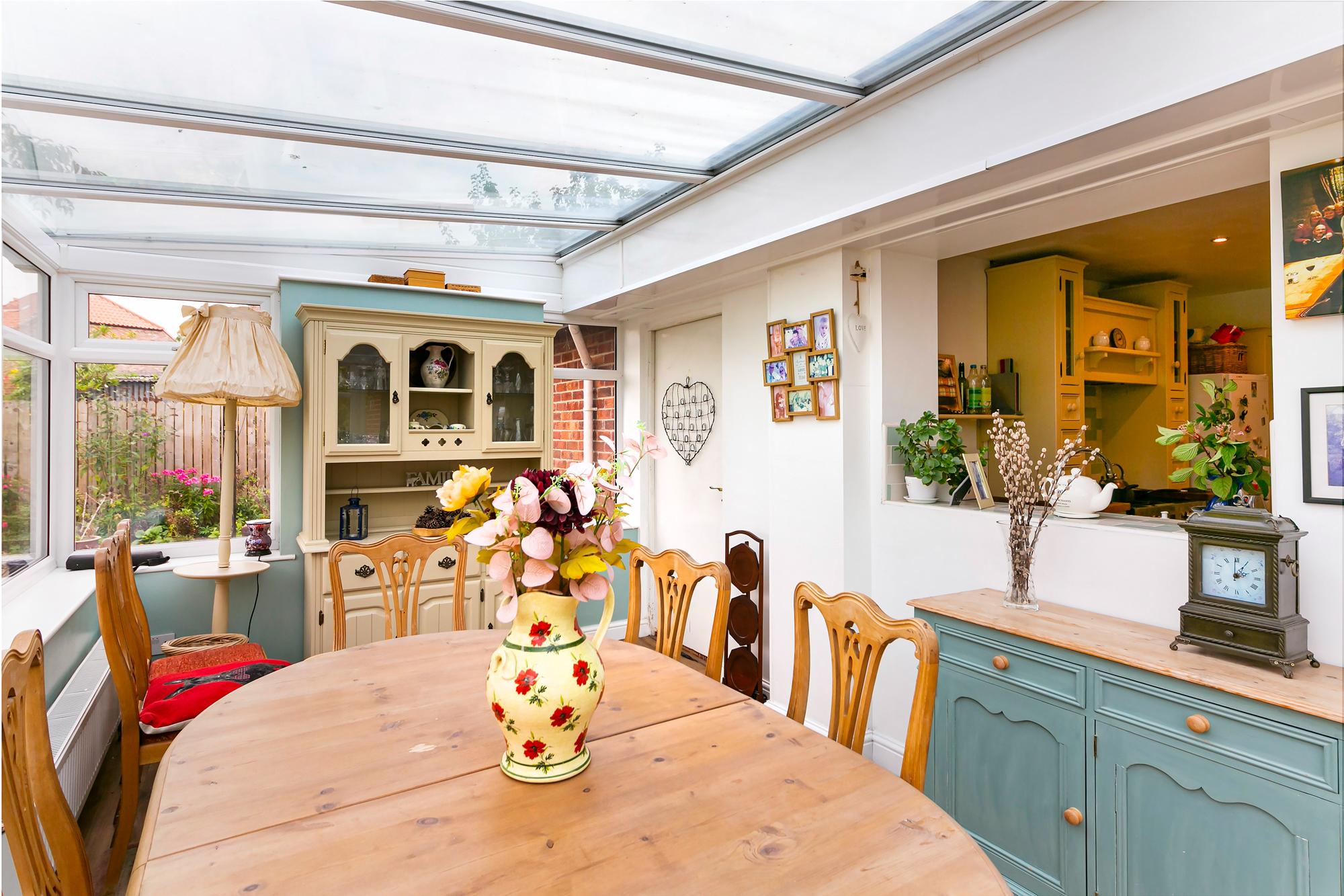 Roxana Main Street, Melbourne, York