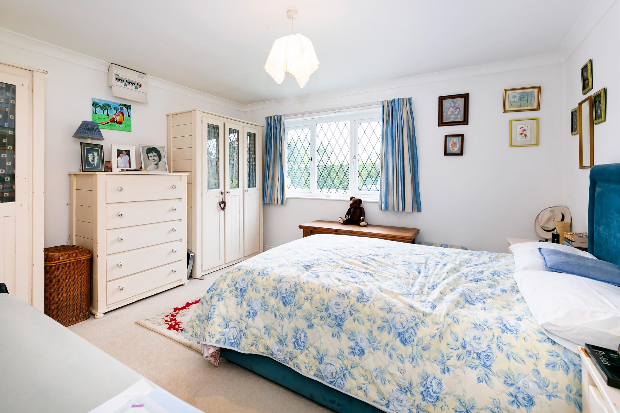 Roxana Main Street, Melbourne, York