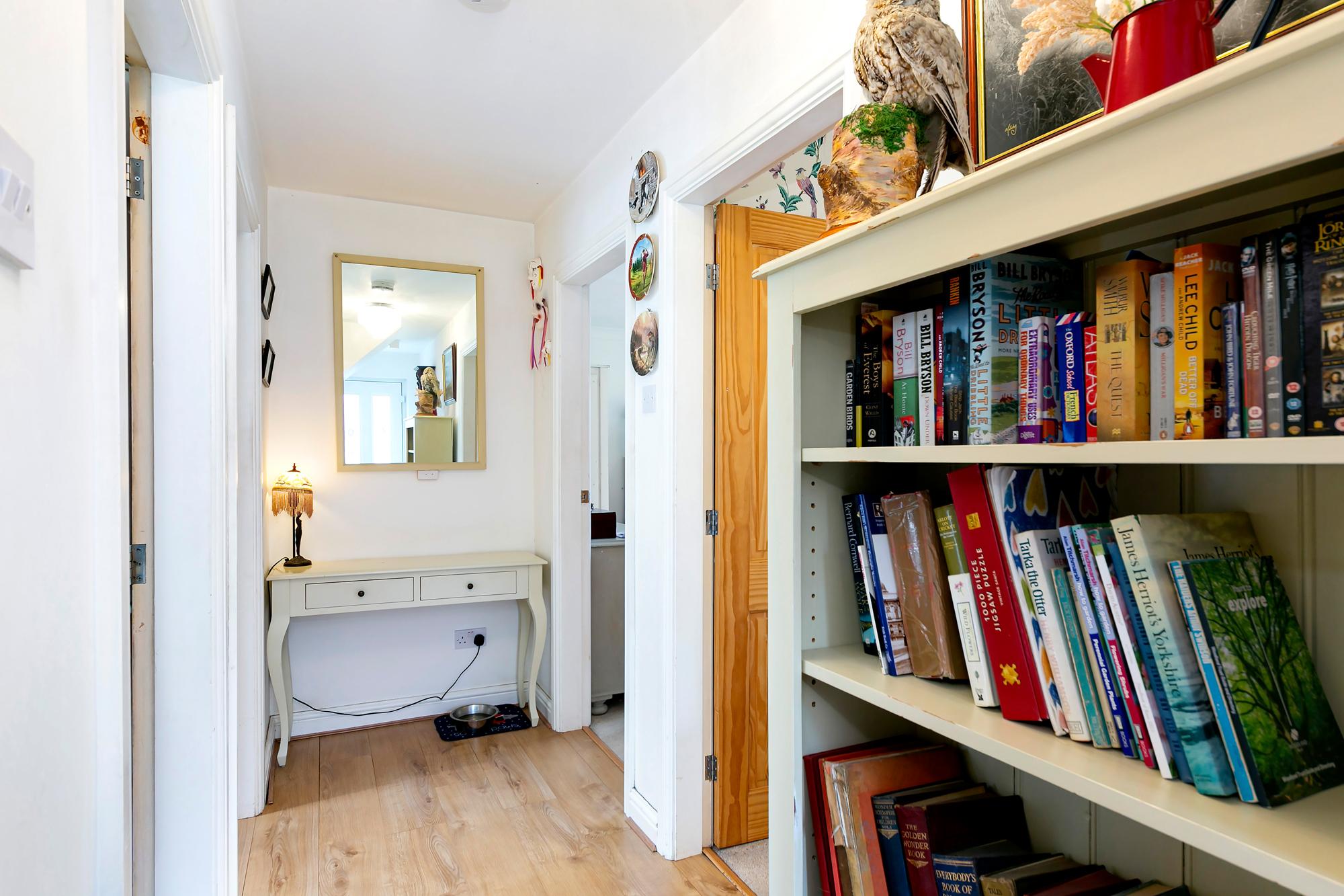 Roxana Main Street, Melbourne, York