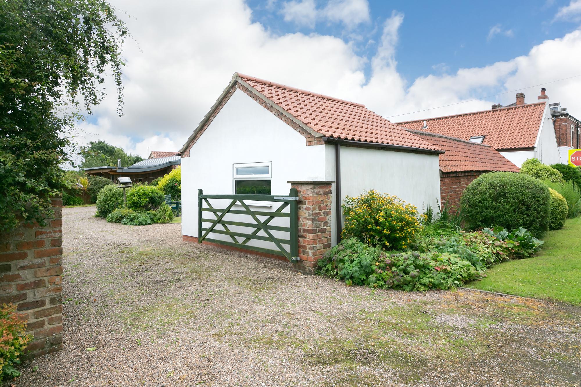White House Main Street, Foggathorpe, Selby