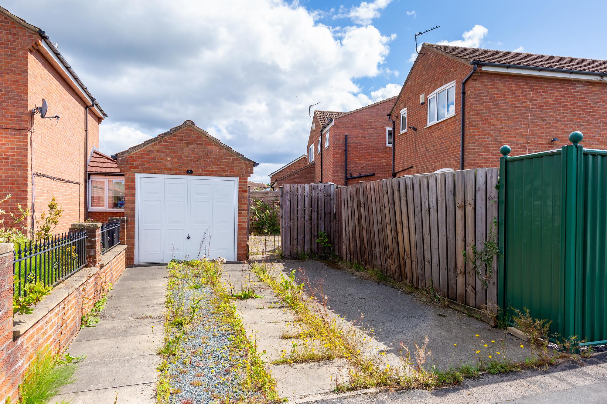 5 Dee Close, , York