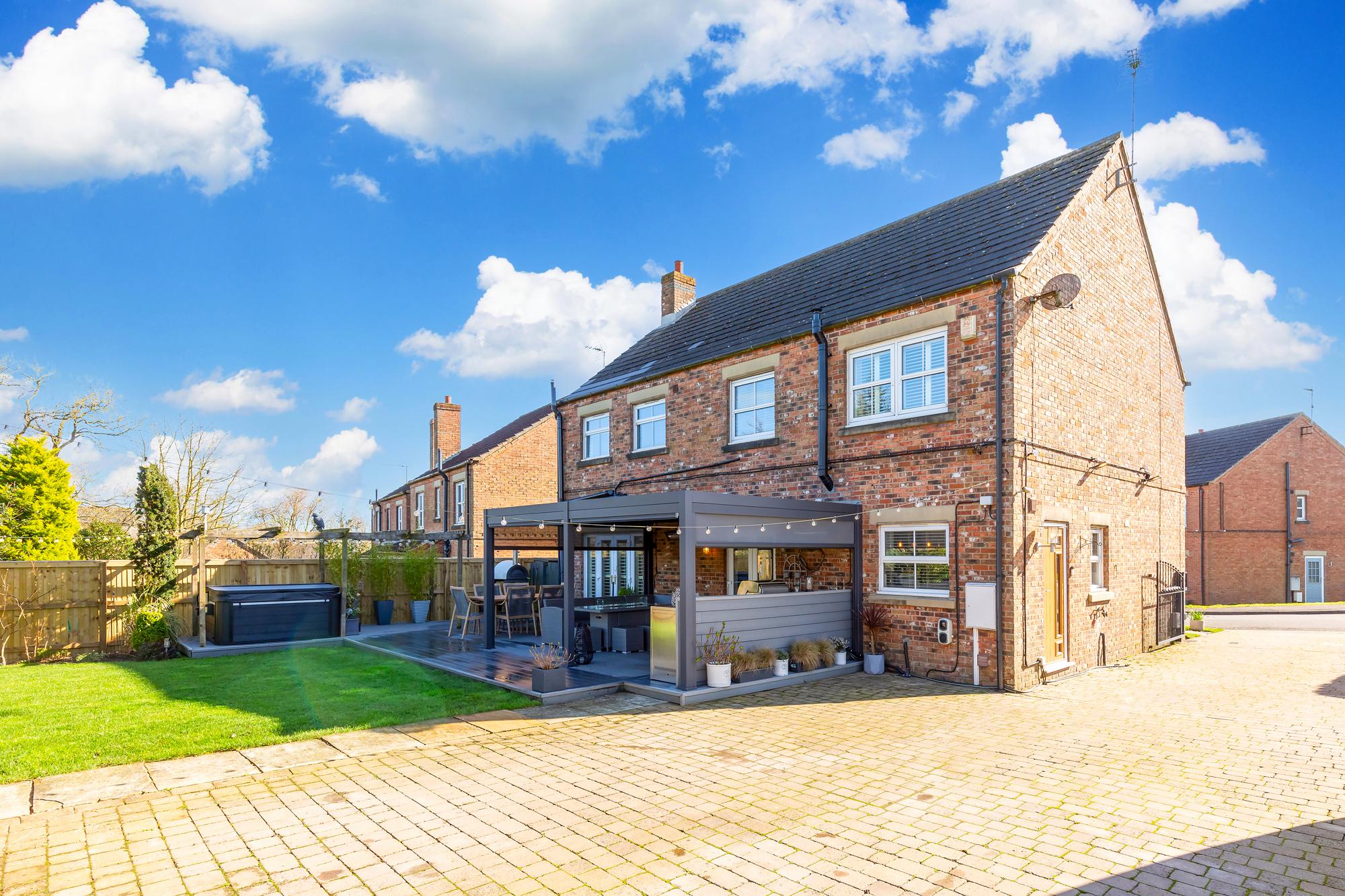 8 Mere Grange, Fridaythorpe, Driffield